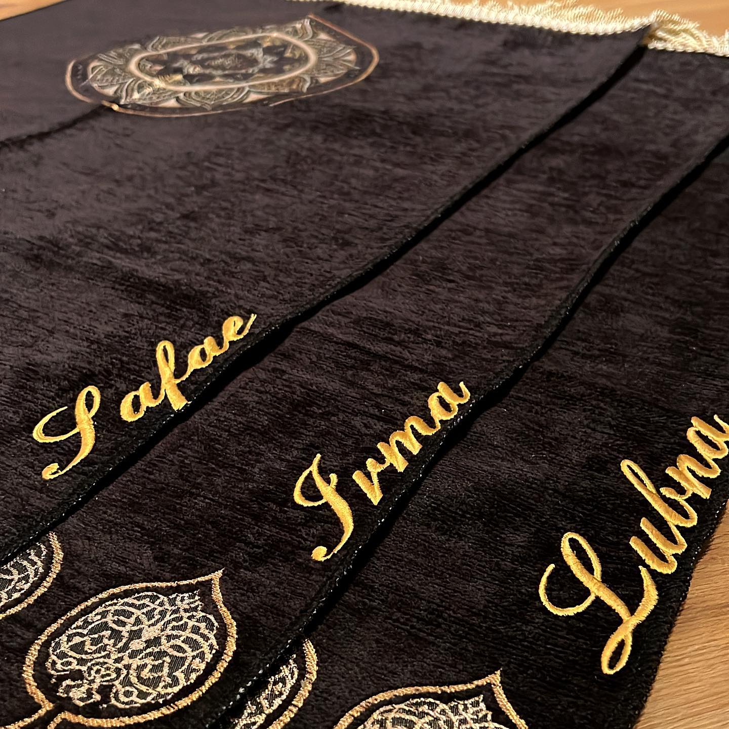 Personalisierte Gebetsteppiche sind wundervolle Geschenke. Bringe auch du deine Liebsten zum Lächeln 🥹 .
.
.
.
#gebetsteppich
#gebetsteppiche #hijabfashion #hijabdeutschland #seccade #moschee