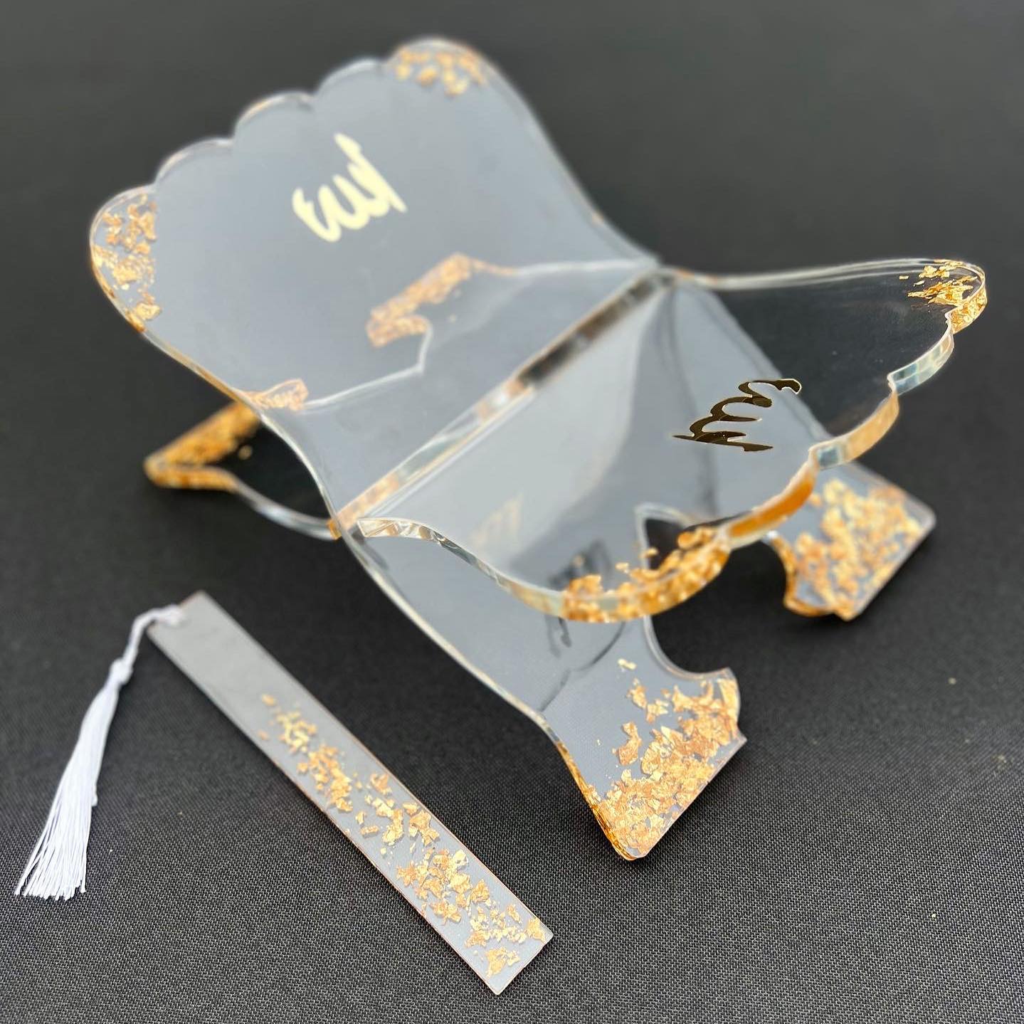 Handgemachter Koranhalter mit passendem Lesezeichen. Ideal für klein- sowie großformatige Buchgrößen.
.
.
.
Erhältlich bei www.cay-society.de
.
.
.
#hamburg #hannover #gebetsteppich #gebetsteppiche #muslimcouple #muslimfashion #muslimgoals #muslimwear #muslimwedding #münchen #mönchengladbach #frankfurt #duisburg #gelsenkirchen #dortmund #berlin #muslimdress #moschee #muslimbride #kaiserslautern #nürnberg #fürth #augsburg #würzburg #bochum #bremen
